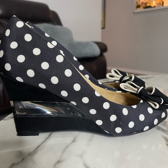 ISAAC MIZRAHI Jujubee Black Polka-Dot
Suede/Lucite BOW Wedge SZ 9 - Picture 1 of 7